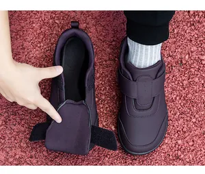 Dettaglio delle scarpe viola con chiusura a strappo e ampia apertura sulla pista