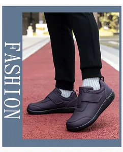 Scarpe da camminata viola con chiusura a strappo su una pista da corsa all'aperto