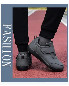 Dettaglio scarpe da camminata grigie con velcro in pelle sintetica su pista rossa