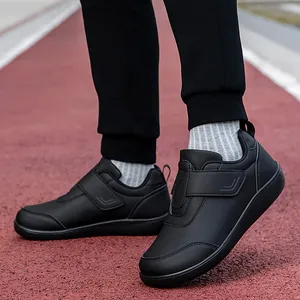 Scarpe da passeggio nere con chiusura a strappo su pista atletica dallo stile sportivo
