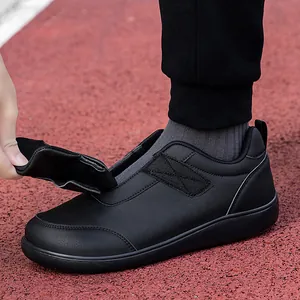 Scarpe da passeggio nere con velcro su pista da corsa rossa per coppie di anziani