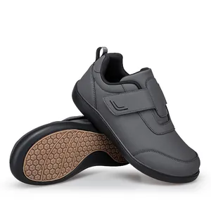 Scarpe da camminata grigio scuro con chiusura a strappo e suola in gomma antiscivolo