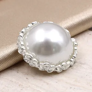 Elegante botón de perla redonda con borde de metal plateado en relieve para blazers