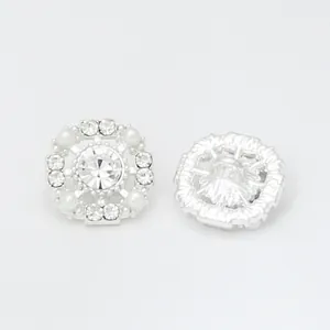 Elegantes botones en forma de flor con perlas y strass, vistas frontal y trasera