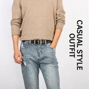 Cintura da uomo in pelle bovina nera con fibbia in metallo spazzolato su jeans casual