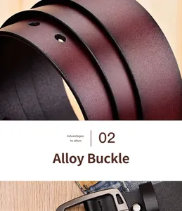Detail van bordeauxrode lederen riem met een geborstelde zilveren legering gesp op jeans
