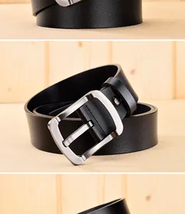 Detail van zwarte echt lederen riem met lycheetextuur en zilveren matte metalen gesp
