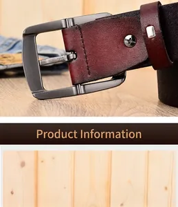 Detail van roodbruine leren riem met matte metalen gesp op een denim achtergrond