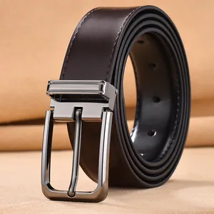 Vista macro di cintura in pelle business con fibbia ad ardiglione in metallo scuro