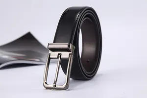Dettaglio di una cintura business in pelle nera con fibbia classica ad ardiglione e cuciture