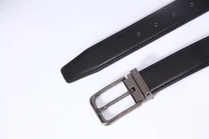 Dettaglio della cintura da uomo in pelle nera con fibbia ad ardiglione e cuciture rifinite