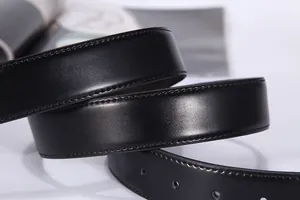 Dettaglio della cintura in vera pelle nera con cuciture fini e texture a grana liscia