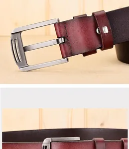 Détail macro de la ceinture homme en cuir véritable rétro avec boucle en métal brossé et couture