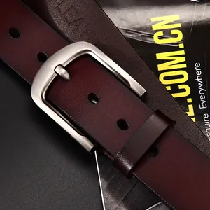 Cintura classica in vera pelle bordeaux scuro da uomo con fibbia in metallo argentato