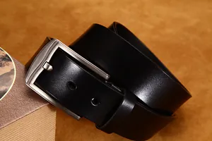 Dettaglio cintura da uomo in pelle nera con fibbia ad ardiglione in argento spazzolato