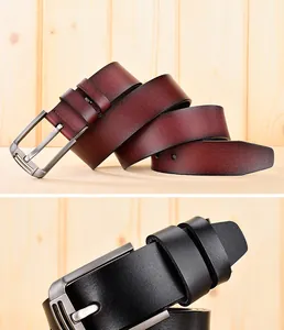 Détail de ceintures en cuir vintage avec boucles en métal brossé en noir et bordeaux