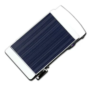 Gros plan sur la boucle de ceinture automatique argentée avec insert bleu foncé