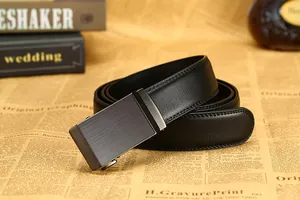 Détail d'une ceinture en cuir noir avec boucle automatique sur fond de journal vintage