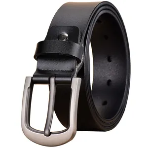 Cintura classica da uomo in pelle nera con fibbia ad ardiglione in argento spazzolato