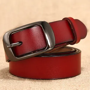 Klassieke donkerrode lederen riem voor dames met een gunmetal gesp en getextureerde afwerking
