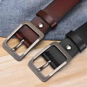 Cinture in pelle da uomo in nero e marrone con fibbia ad ardiglione grigia opaca e cuoio