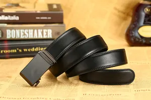 Détail d'une ceinture en cuir noir avec texture litchi et boucle automatique sur livres