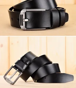 Gros plan d'une ceinture en cuir noir pour homme avec boucle à ardillon en argent brossé