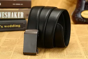 Détail d'une ceinture en cuir noir avec boucle automatique brossée pour hommes