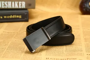 Détail de la ceinture en cuir noir avec texture litchi et boucle en métal brossé