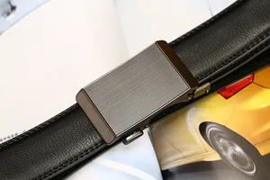Détail de la ceinture noire en cuir véritable avec boucle automatique en métal brossé