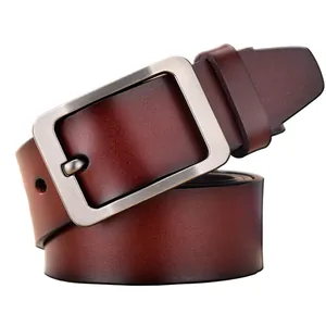 Cintura classica da uomo in pelle marrone con fibbia ad ardiglione quadrata argento opaco