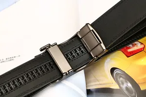 Vue détaillée d'une ceinture en cuir noir avec boucle automatique mate et double couture