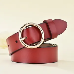 Cintura da donna in vera pelle marrone rossastro con elegante fibbia rotonda in metallo oro