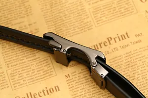 Gros plan d'une boucle automatique en métal avec mécanisme de précision sur ceinture en cuir