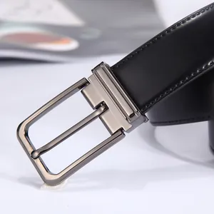 Cintura classica in pelle nera da uomo con fibbia metallica ad ardiglione e finitura liscia