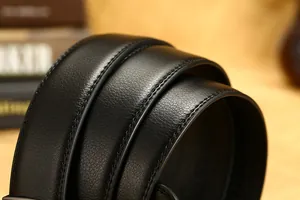 Vue macro d'une ceinture en cuir noir montrant la texture fine et les coutures de précision