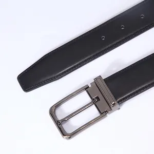 Cintura classica in pelle nera da uomo per business con fibbia ad ardiglione e cuciture