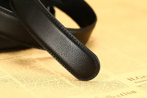 Gros plan sur une ceinture en cuir noir avec surpiqûres sur fond vintage rétro