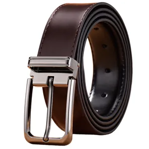 Cintura classica da uomo in pelle nera con fibbia ad ardiglione argento su sfondo bianco