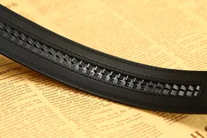 Détail du rail en plastique pour boucle automatique sur une ceinture en cuir noir