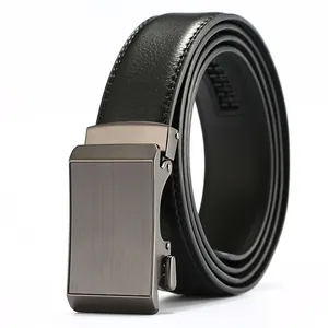 Détail de ceinture en cuir noir avec boucle automatique en métal gris brossé