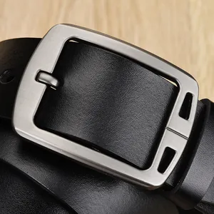 Cintura classica da uomo in pelle nera con fibbia ad ardiglione in argento spazzolato opaco