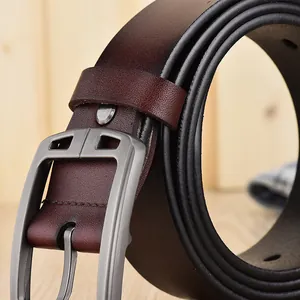 Cintura classica in pelle marrone da uomo con fibbia in metallo opaco su base di legno