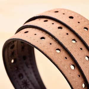 Macro-opname van lichtbruine leren riem met stiksels en ronde ponsgaten details