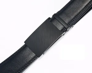 Dettaglio di una cintura in pelle da uomo con fibbia automatica nera a trama opaca