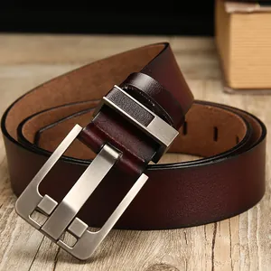 Cinturón vintage de cuero genuino para hombre con hebilla de plata mate en madera