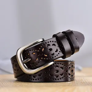 Cintura da donna in pelle marrone scuro con fiori traforati e fibbia in argento