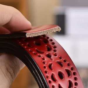 Cintura da donna in vera pelle rossa con raffinati motivi traforati e fibbia ad ardiglione