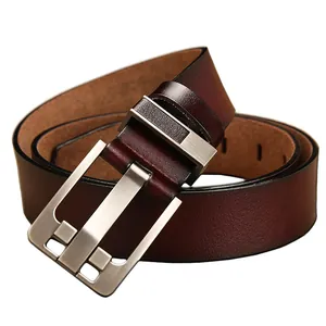 Cinturón vintage para hombre en cuero marrón rojizo oscuro con hebilla plateada mate