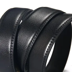 Cintura classica in pelle nera da uomo con grana fine e cuciture sui bordi precise